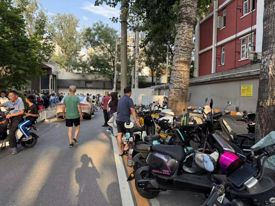 40個充電樁引發的街巷困局 當便利與秩序在人行道上遭遇